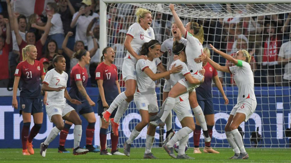 Las jugadoras de Inglaterra celebran un gol ante Noruega.