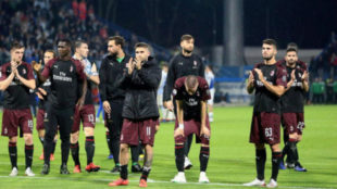 Los futbolistas del Milan saludan a la aficin tras un partido.