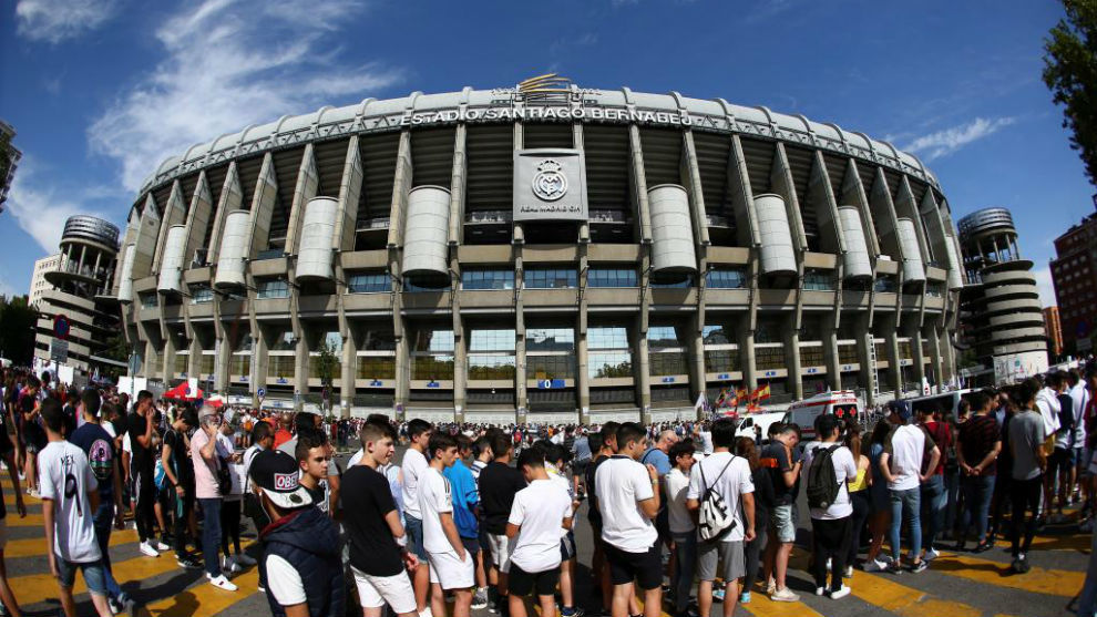 Supporters at the gates of the Santiago Bernabeu.