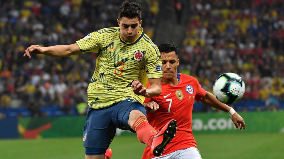Stefan Medina, en una pugna con Alexis durante el Colombia-Chile