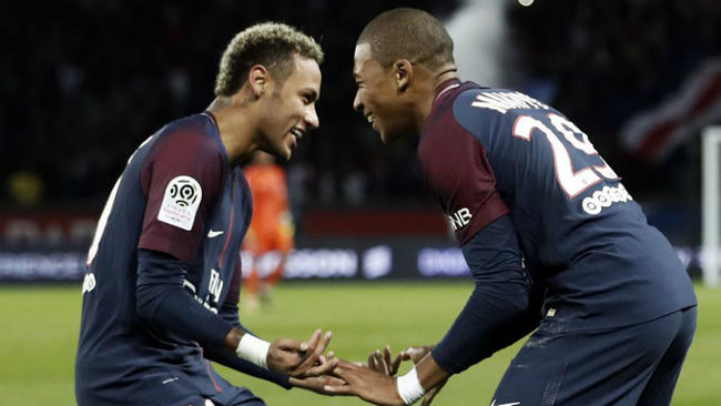 Neymar y Mbapp celebran un gol con el PSG de esta ltima temporada.