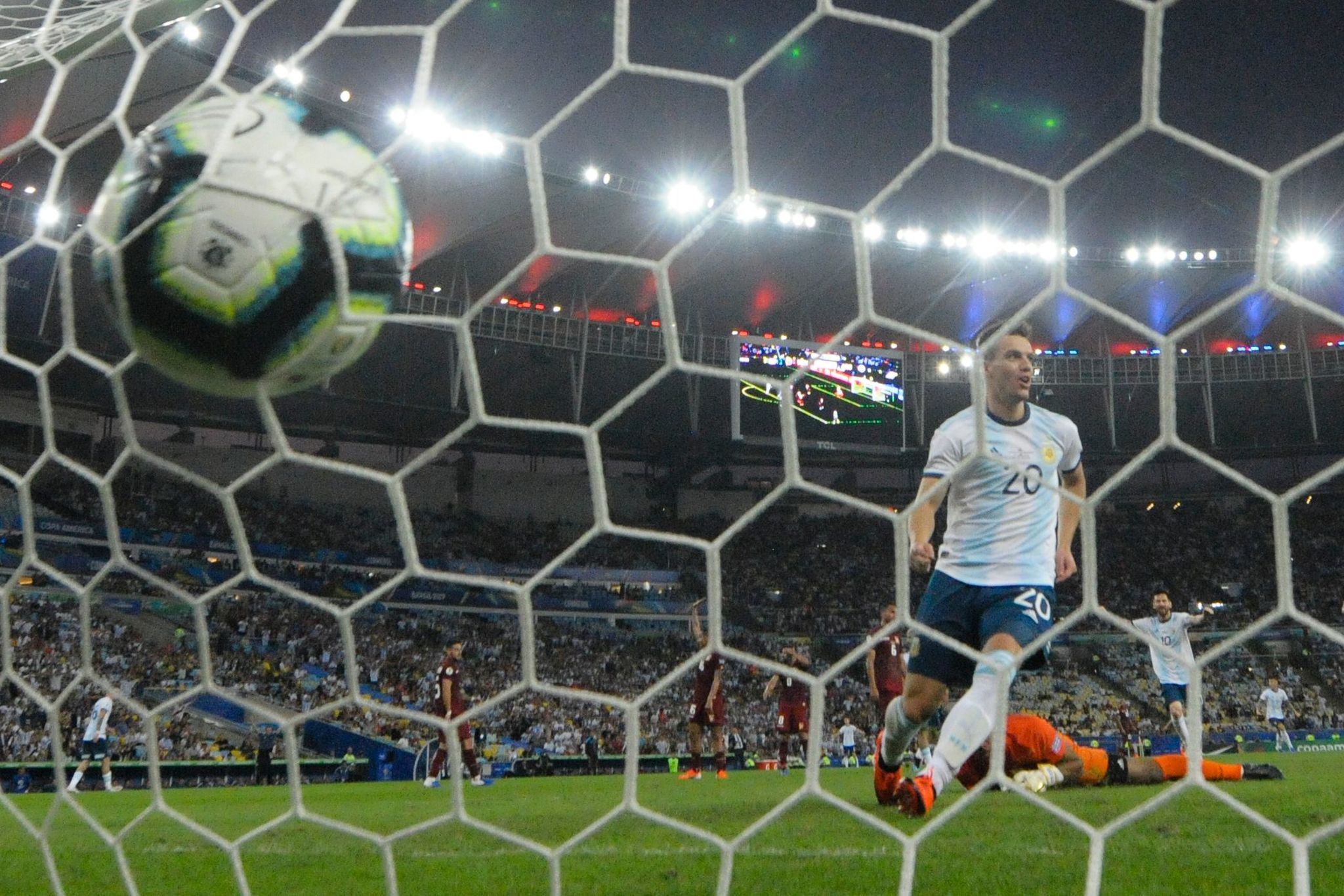 Lo Celso hace el 2-0 de Argentina a Venezuela en la Copa Amrica.