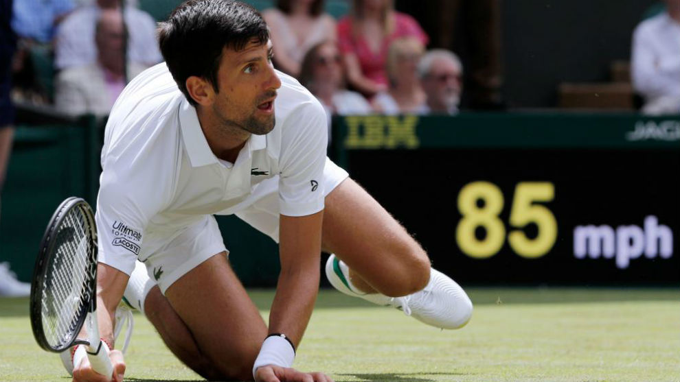 Djokovic se cae en la pista central de Wimbledon