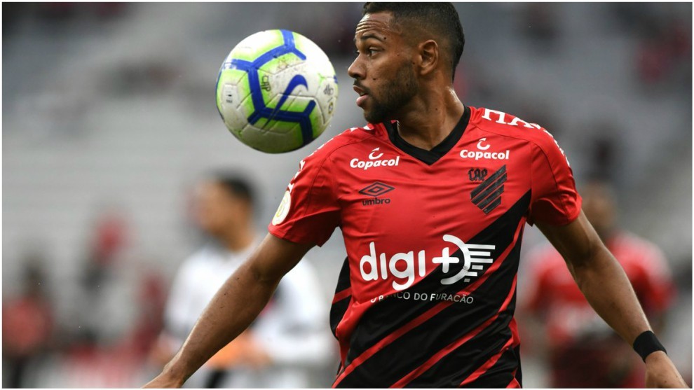 Renan Lodi during a match for Athletico Paranaense.