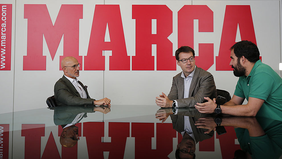 Luis de la Fuente, entrevistado por Carlos Carpio y Pablo egea, subdirecto y redactor de MARCA, respectivamente