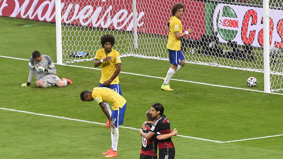Schrrle y Khedira se abrazan tras el sexto gol alemn a Brasil en...