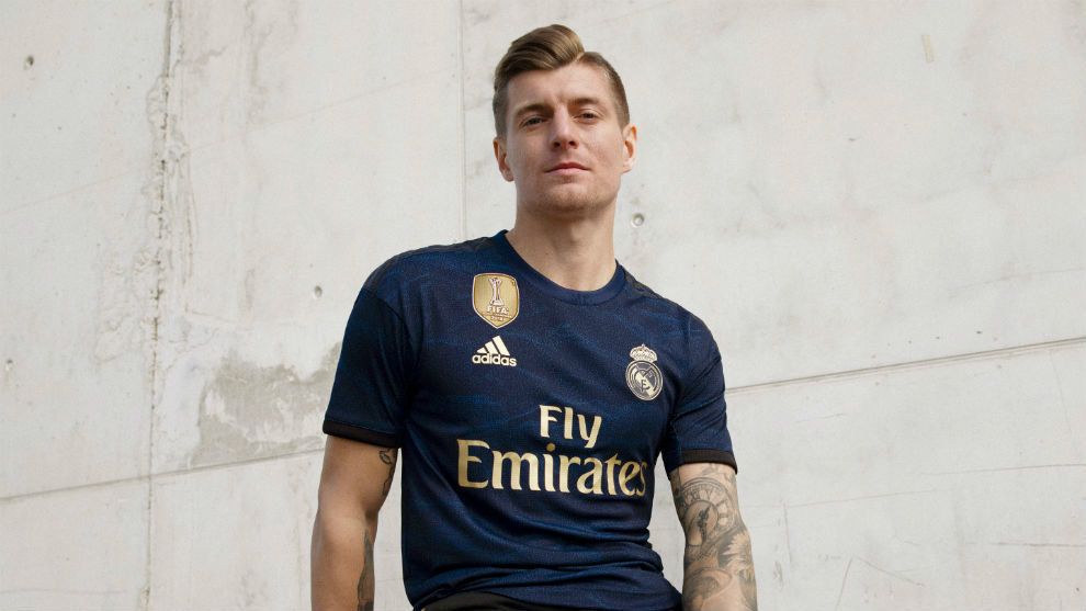 Toni Kroos posa con la nueva camiseta del Real Madrid