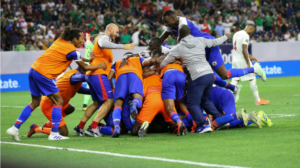 Los futbolistas de Haití celebran uno de los goles ante Canadá