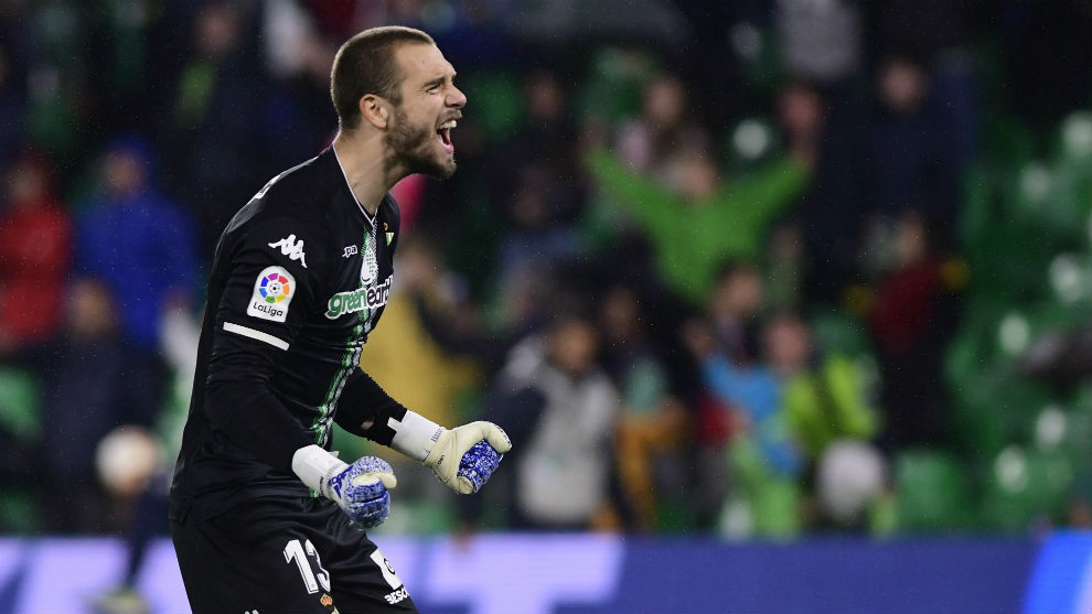 Pau Lopez playing for Real Betis.