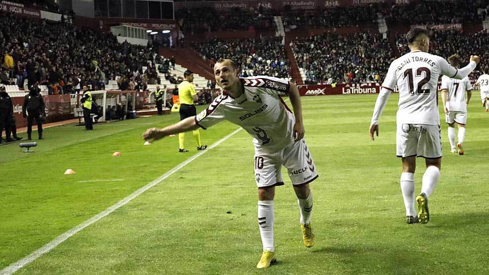 Zozulia celebra su gol al Tenerife en el Carlos Belmonte en marzo