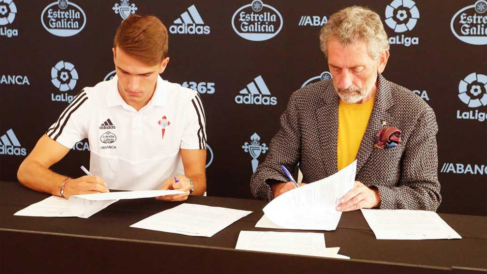 Denis Surez firma su nuevo contrato.