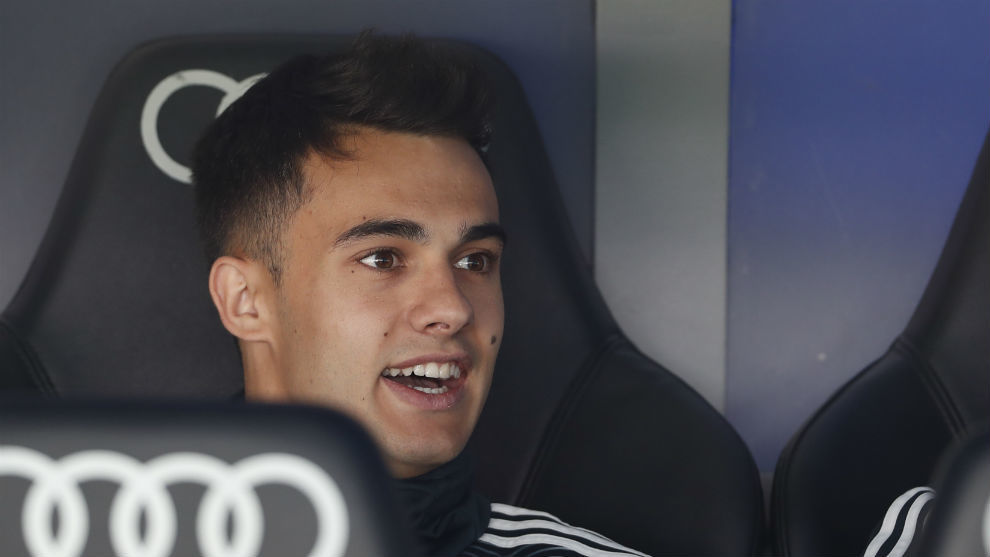 Sergio Reguiln (22), en el banquillo del Real Madrid.