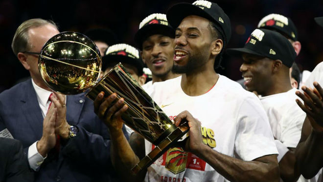 Kawhi Leonard levanta el ttulo de campeones de la NBA conquistado...