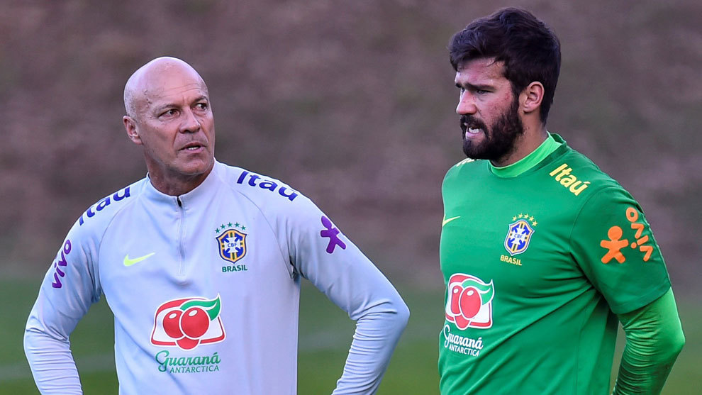 Alisson junto a Taffarel, actual entrenador de porteros de Brasil