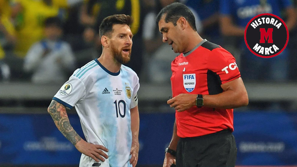 Messi and Zambrano during Brazil vs Argentina