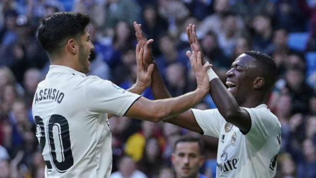 Asensio y Vincius celebran un gol con el Madrid