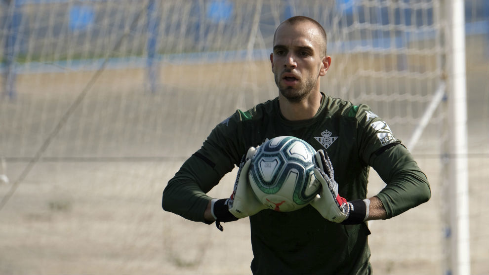 Pau Lopez training for Real Betis.
