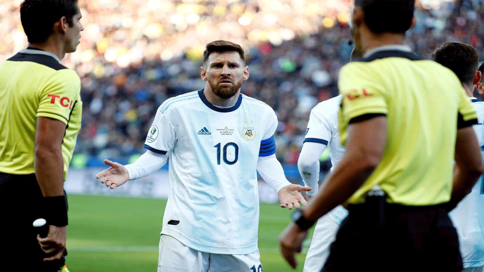 Leo Messi reclama al rbitro tras ser expulsado en el partido por el...