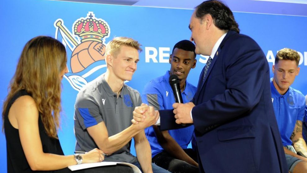 Odegaard shakes hands with Aperribay,