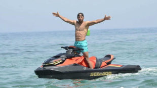 Abdennour, con una moto de agua durante sus vacaciones