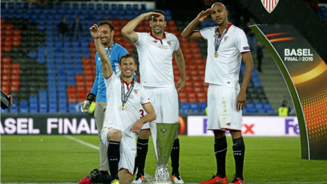 Krychowiak, Rami y N&apos;Zonzi celebran la quinta Europa League.