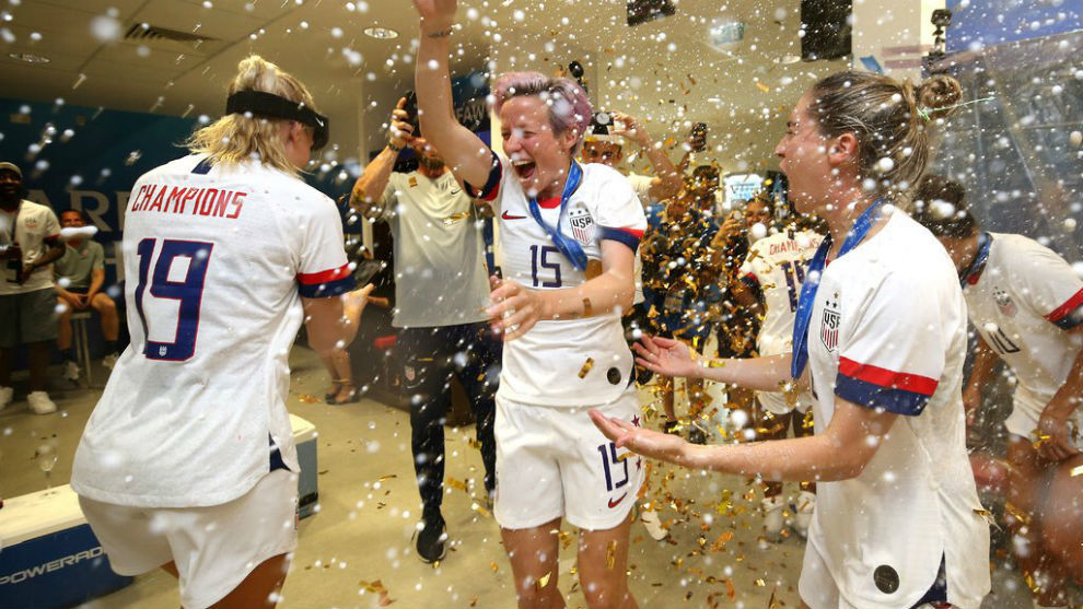 Las jugadoras de Estados Unidos celebran su ttulo en el vestuario.