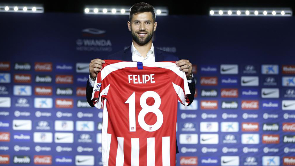 Felipe posando con su nueva camiseta del Atltico de Madrid el da...