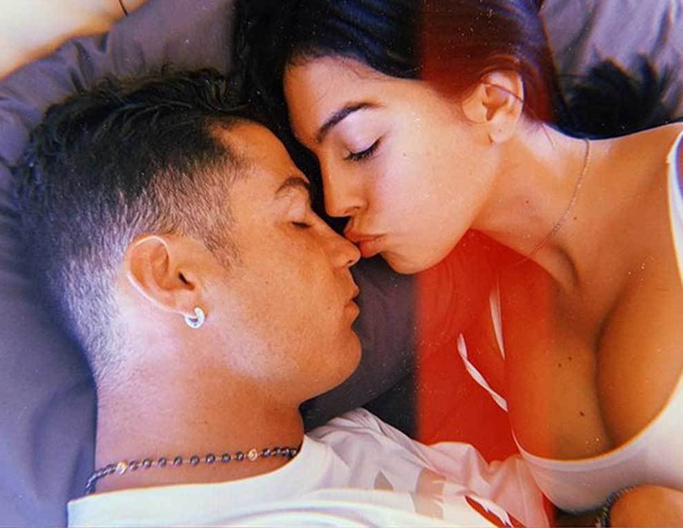 Georgina Rodrguez besando a Cristiano Ronaldo en la cama