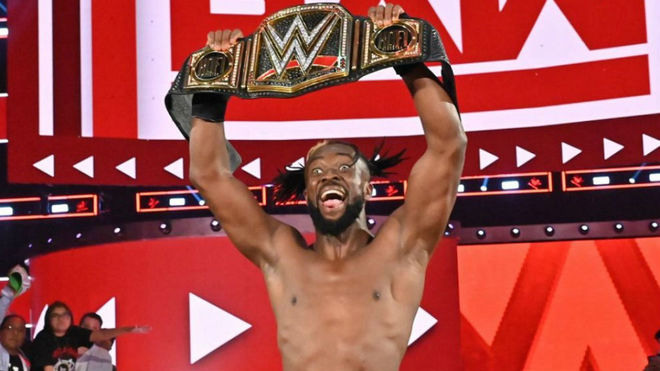 Kofi Kingston, con su cinturn mundial en WWE.