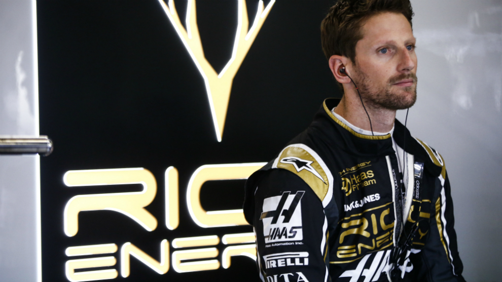 Grosjean, con el logo de Rich Energy, detrás.