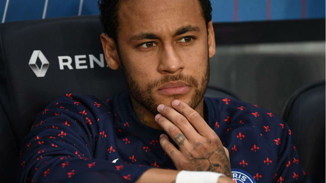 Neymar, en el banquillo durante un partido del PSG.