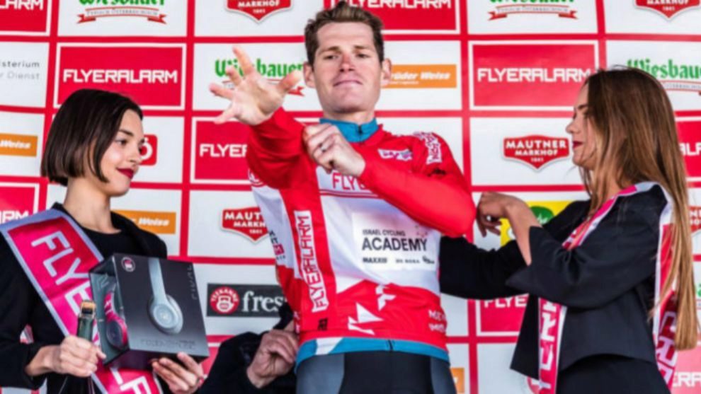 Ben Hermans se coloca el jersey de lder de la Vuelta a Austria.