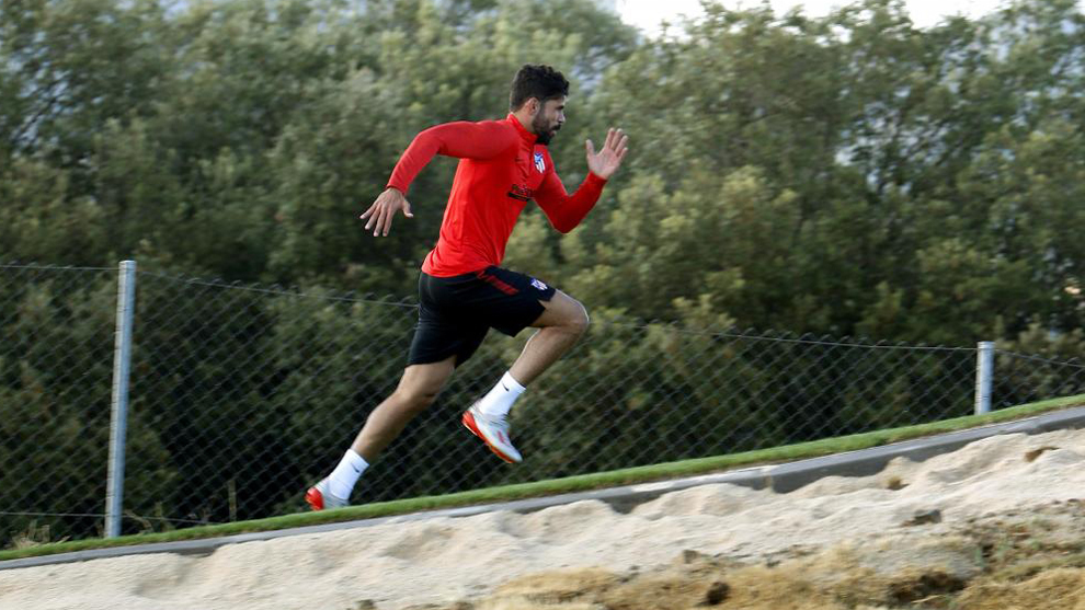 Diego Costa sprinting on a slope.