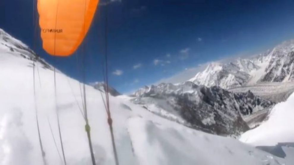 El propio alpinista grab el descenso en pleno vuelo