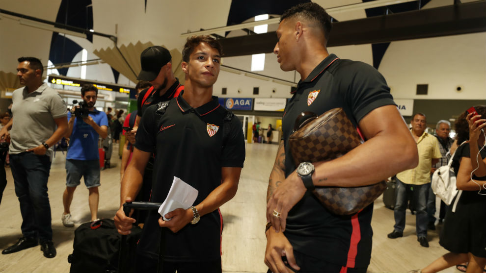 liver Torres (24) y Diego Carlos (26) conversan en el aeropuerto de...