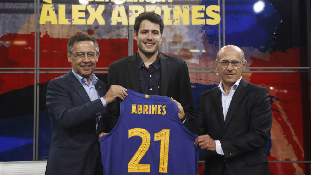 lex Abrines,en su presentacin con el Bara, junto a Josep Mara Bartomeu y Joan Blad