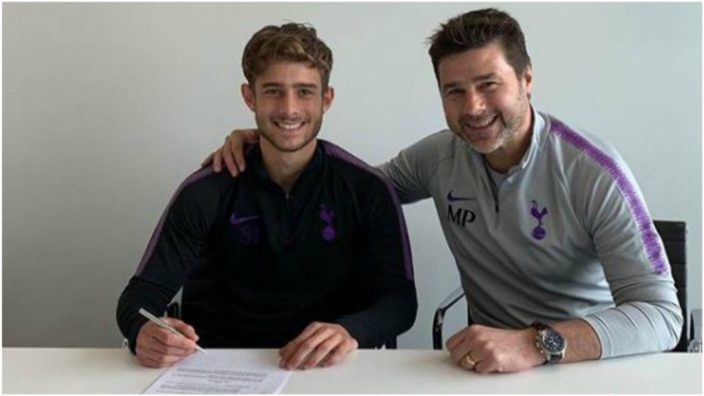 Mauricio Pochettino hijo firma su nuevo contrato junto a su padre.