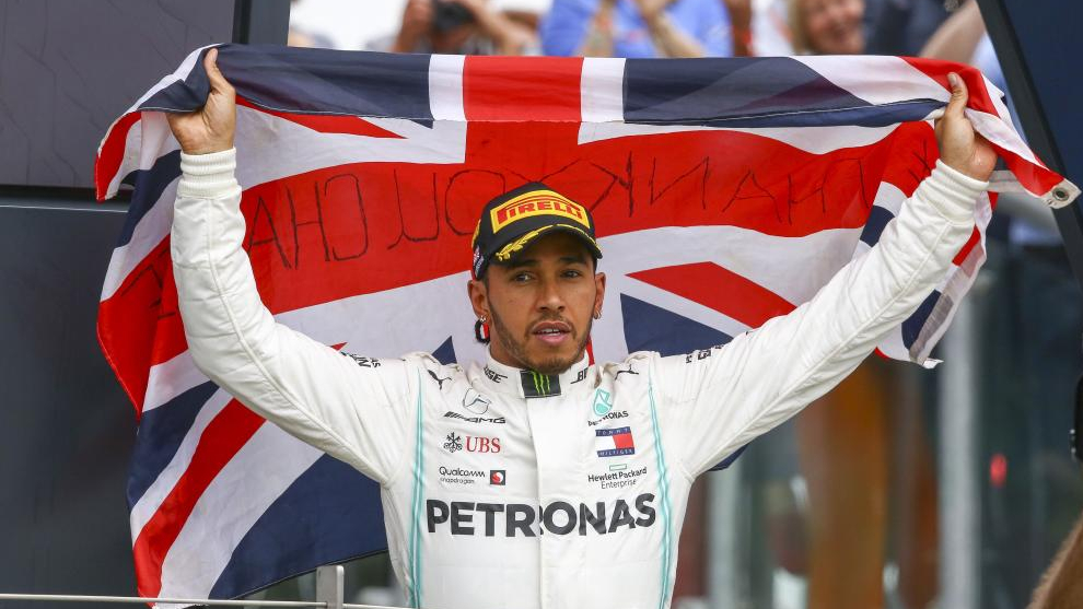 Lewis Hamilton celebrando su victoria en Silverstone.