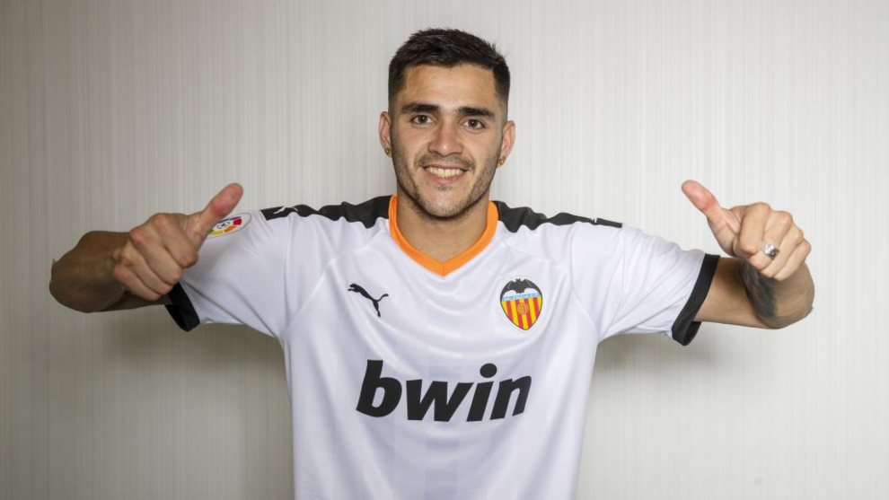 Maxi Gmez, con la camiseta oficial del Valencia.