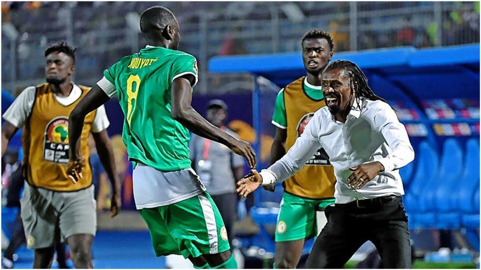 Kouyat celebra con Aliou Ciss el pase de Senegal a semifinales.