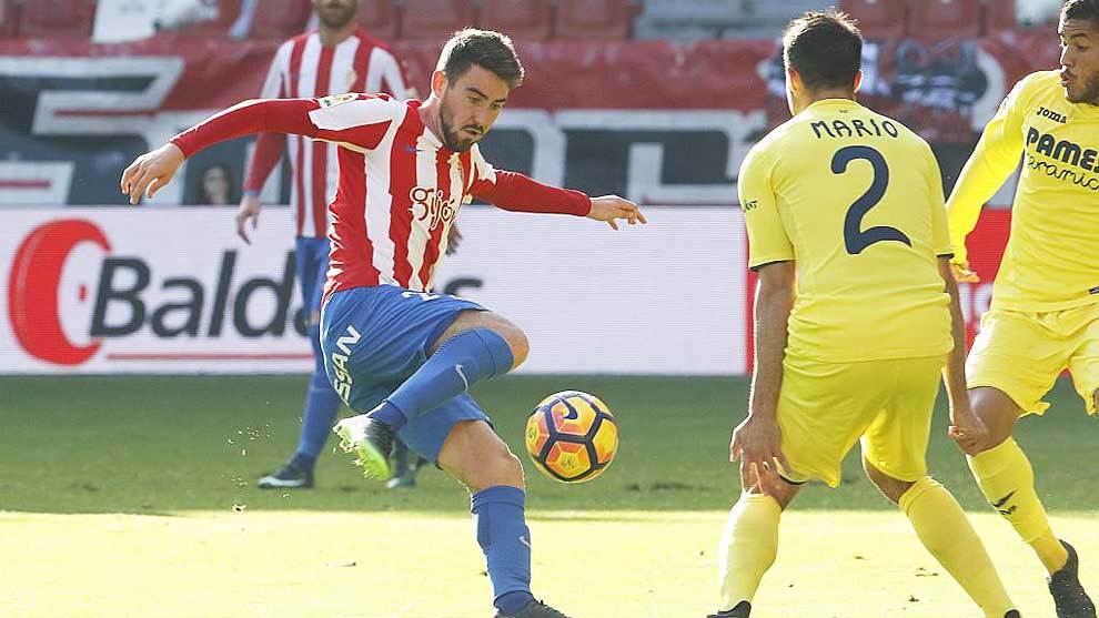 Moi Gmez golpea al baln en un Sporting-Villarreal del ao 2016