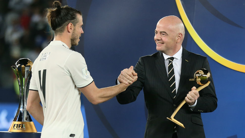 Bale recibe de manos de Infantino el premio al mejor jugador del...