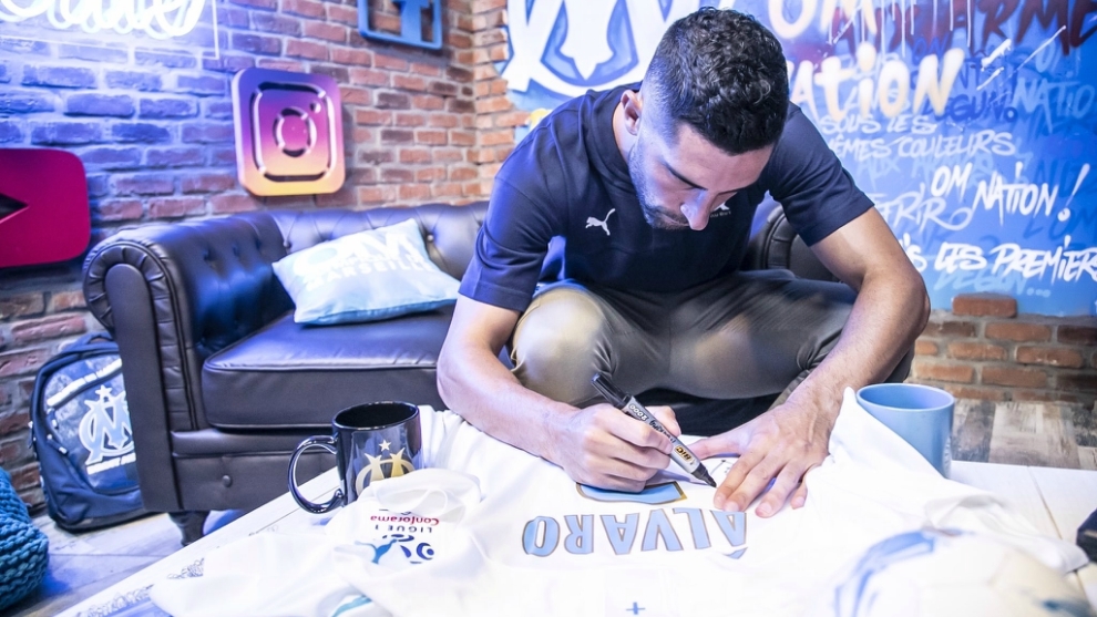 lvaro Gonzlez firma una camiseta del Olympique de Marsella.