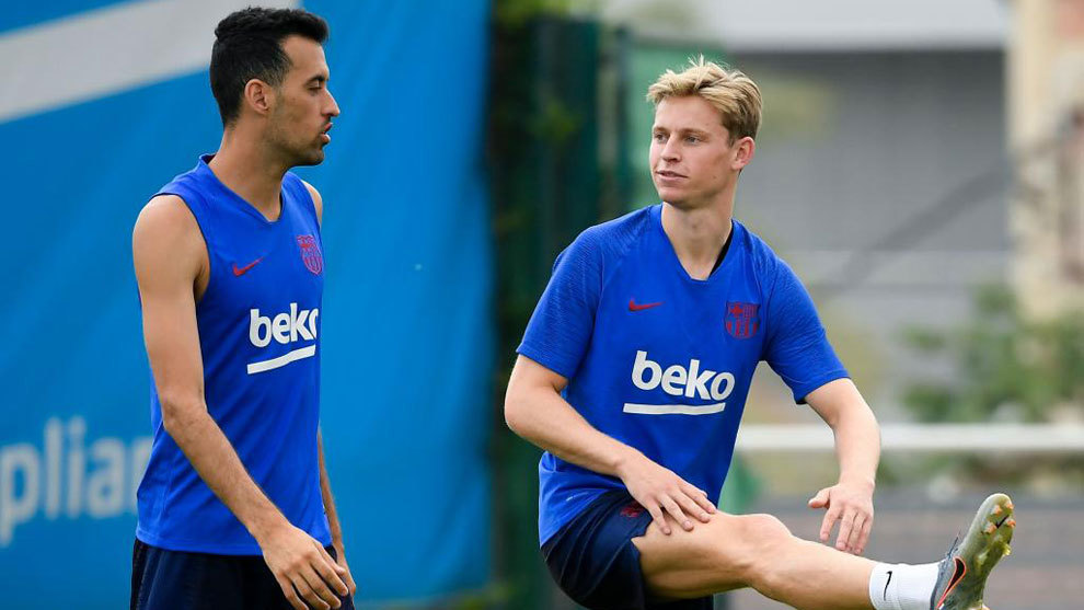 De Jong says Busquets is helping him to settle.