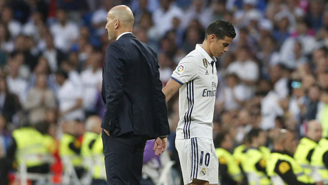 Zidane saluda a James tras un cambio.