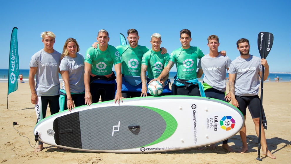 Los jugadores del Betis, practicando surf en Portimao