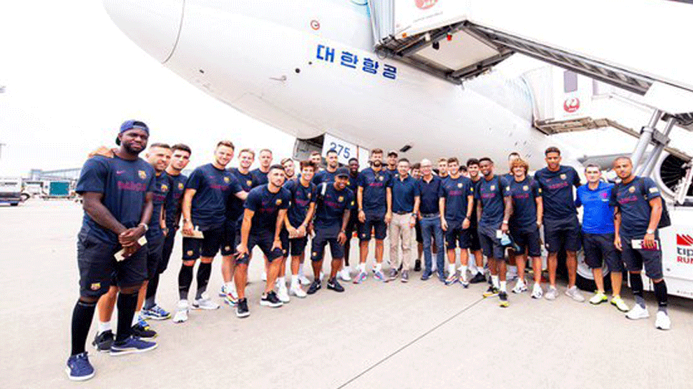 La expedicin del FC Barcelona en su llegada al aeropuerto de Tokio.