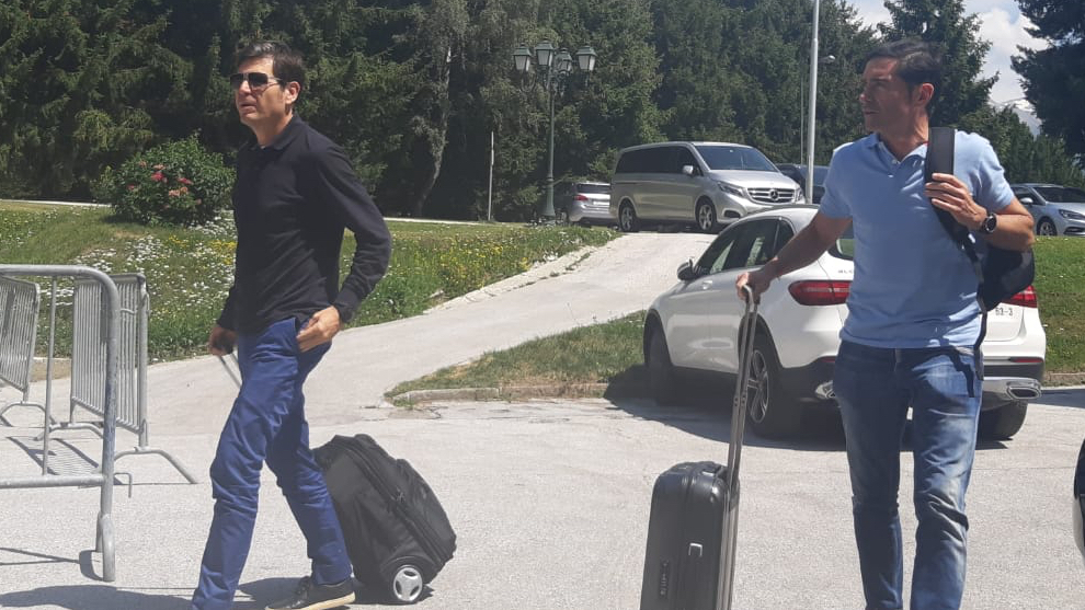 Alemany y Marcelino a su llegada al hotel de concentracin tras...