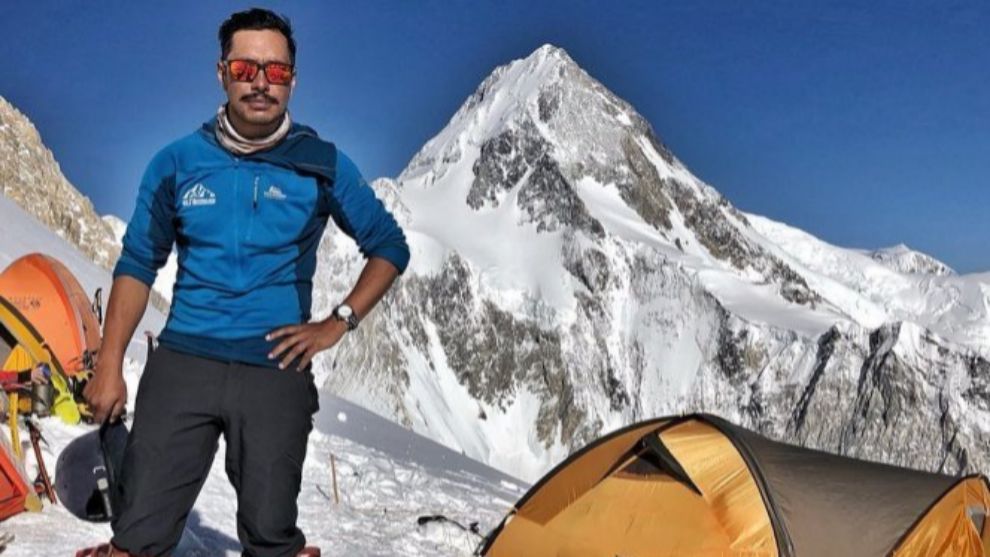 El alpinista nepal, en el campo base del K2