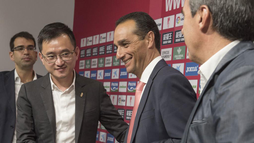 John Jiang, Presidente del Granda CF junto al ex entrenador del...